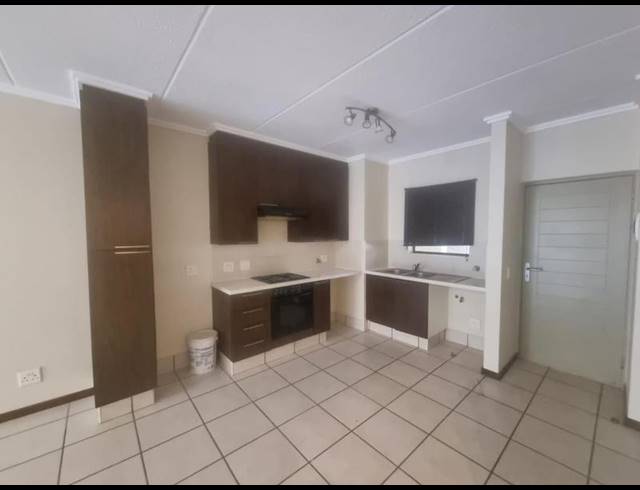 2 BEDROOM APARTMENT FOR SALE IN BRYANSTON